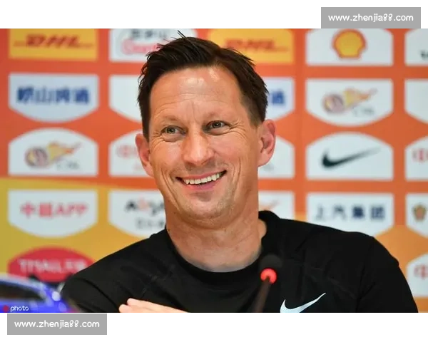 卡里乌斯沙尔克封神后首秀！携田径女神阿丽卡 - 施密特亮相活动