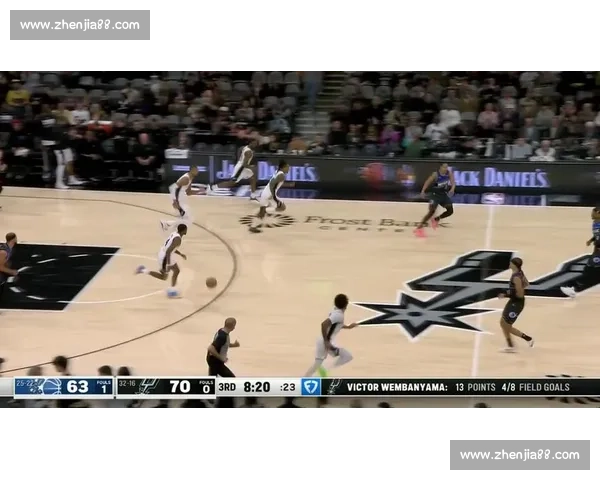 福克斯轻松写意空接暴扣，与球迷互动点燃现场激情